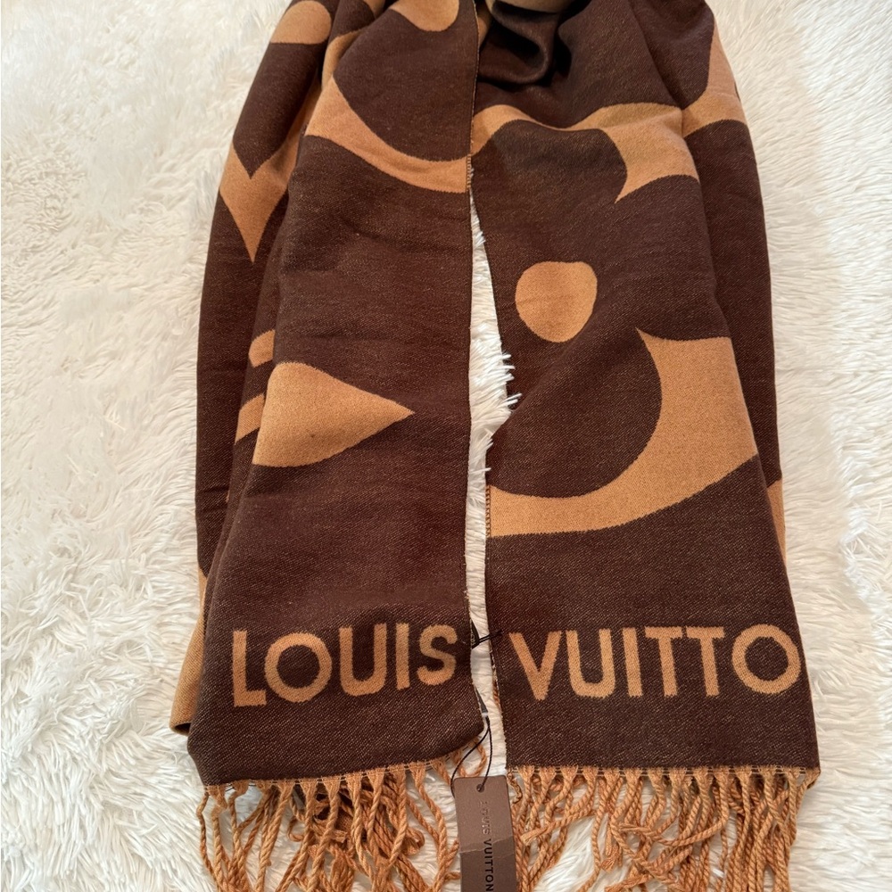 Louis Vuitton Cashmere Scarf/Shawl - Picture 5 of 8